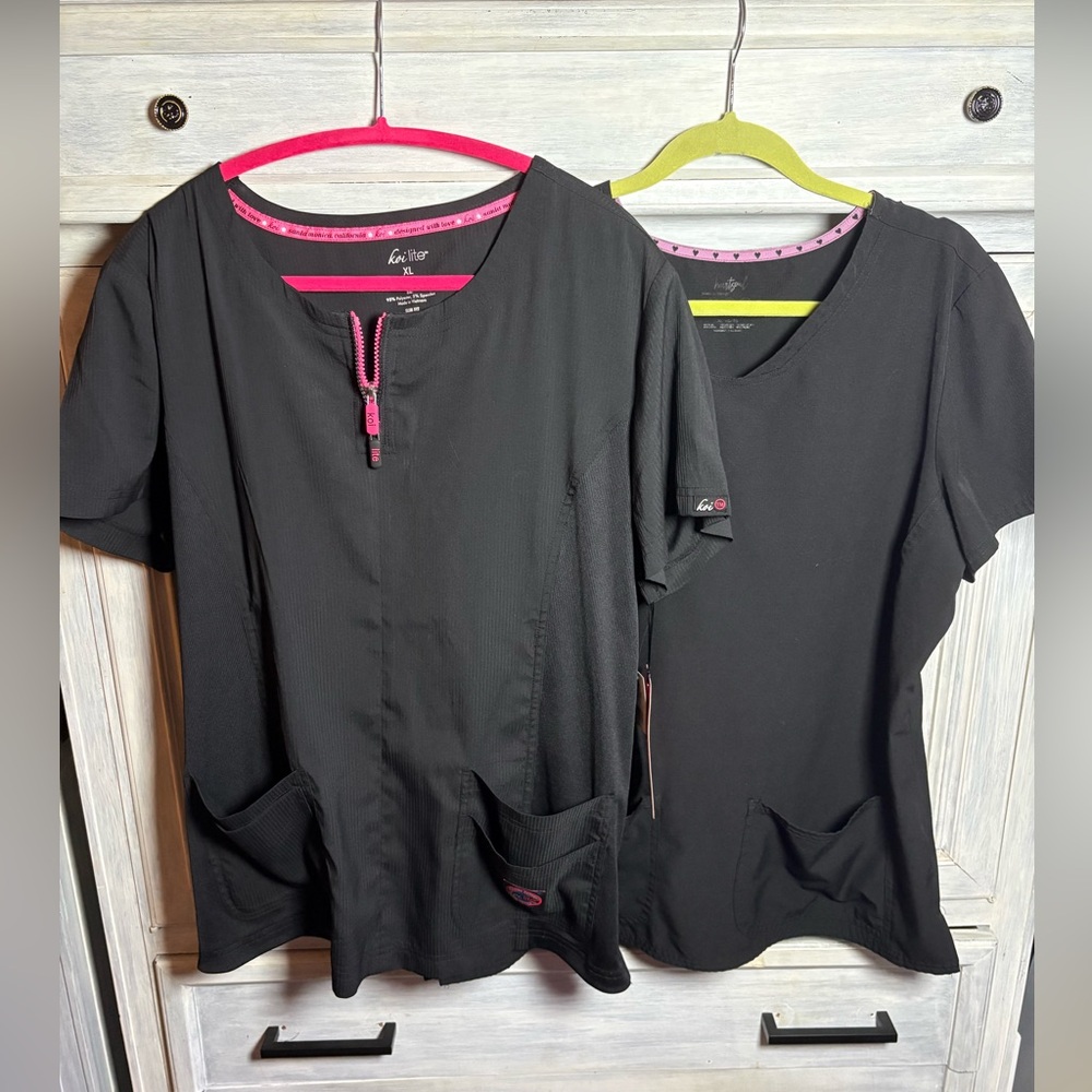 Lot Of 2 Black Scrub Tops Nursing Medical Koi Lite Heartsoul‎ 
Both size X-Large